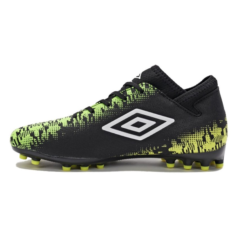 botas césped artificial umbro