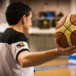 Árbitro de basket con el balón