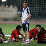 Entrenador de fútbol con jugadores