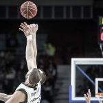 Jugadores saltando a por el balón