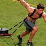 Joven entrenando con trineo de arrastre