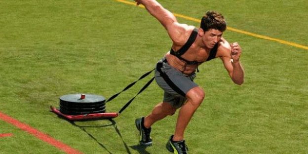 Joven entrenando con trineo de arrastre