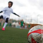 Niños jugando al fútbol